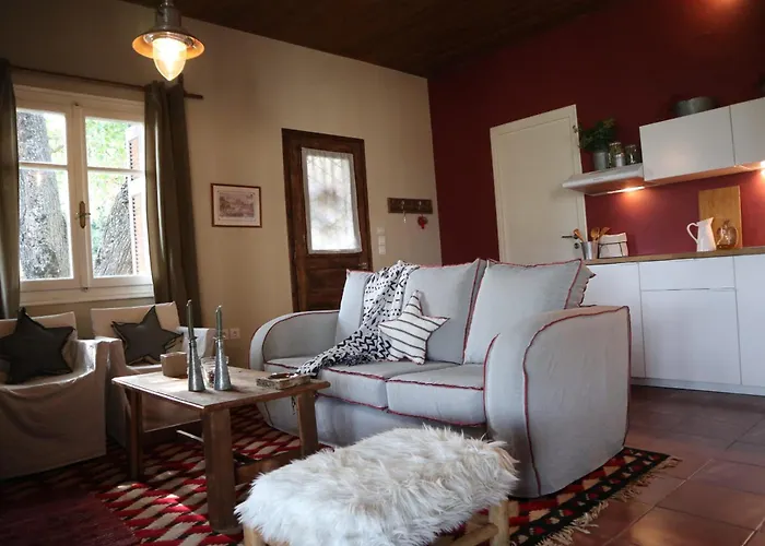 μικρή ζήρεια ενοικιαζόμενη 4*